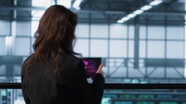 Veri merkezi mühendisi, kritik sistemleri korumak için siber saldırının cihazları etkilediğini vurguladı. Sunucu odası yöneticisi, cihaz A 'dan tehdit algılama uyarısı alıyor.