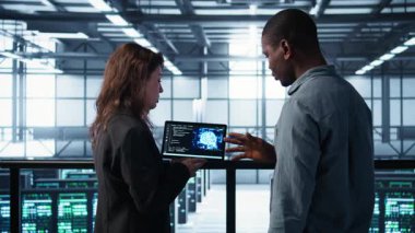 Veri merkezindeki yazılım geliştiricileri, depolama hacmini optimize etmek için tablet üzerinde yapay zeka teknolojisi kullanıyorlar. Sunucu merkezi tesisinde bilişim uzmanları yapay zeka kullanarak kusursuz operasyonları sağlıyorlar, kamera B