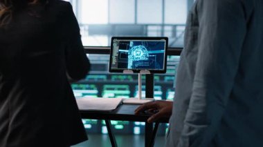 Yapay zeka teknolojisi kullanarak veri merkezindeki müvekkil ile toplantı, anlaşmaya varmak. Yapay zeka tabanlı sunucu çiftliğinde dosyaları kontrol ettikten ve işlemi bitirdikten sonra el sıkışan insanlar, kamera A