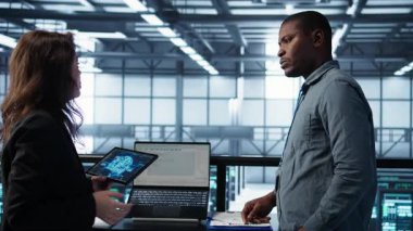 Bilgisayar bilimcileri laptopta ve tablette yapay zeka kullanarak veri merkezinde çalışıyorlar. Sunucu odası çalışanları işlem işlemleri için sinirsel ağlar üzerinde yapay zeka kullanır, kamera B