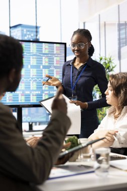 Danışma kurulu üyeleri, çok uluslu şirketin genişleme hedeflerini güvence altına almak amacıyla gelecekteki kalkınma planını belirlemek üzere yönetim kurulunda toplanıyorlar. Bilinçli kararlar almak için büyük veri içgörüleri üzerinde çalışıyorum..