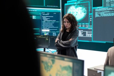 Siber saldırıları ya da tehditleri tespit eden bir ulusal güvenlik operasyon merkezinde siber güvenlik uzmanı. Hükümet hack ekibi verilerin korunmasına ve siber operasyonlara odaklanıyor.