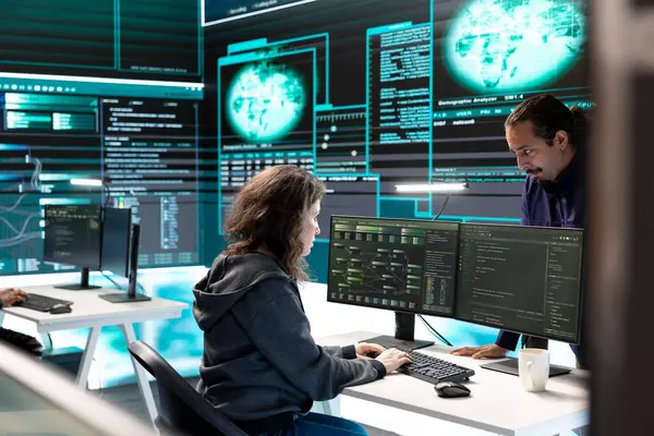 Hükümet hackerları siber tehditlere karşı korunmak için gelişmiş yazılım kullanıyor, ekip halinde çalışıyorlar. Siber güvenlik, veri ve ağ koruması uzmanları yüksek teknoloji ofisinde güçlerini birleştiriyor.