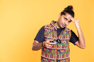 Kafa şakaklarını ovuşturan kişinin portresi, video oyunları oynarken kaybetmekten, rakipler tarafından mağlup edilmekten rahatsız oluyor. Mesaj üzerine oyunu gördükten sonra oyun alanını tutan üzgün oyuncunun morali bozuldu