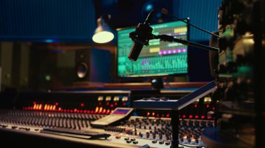 Ses seviyesini ayarlamak için amfi düğmeleri olan müzik kayıt stüdyosu kontrol odası. Prodüksiyon sonrasında ekolayzır, karıştırıcı, değiştirici ve kaydırıcı olarak Stereo ekipmanları kullanılıyor.