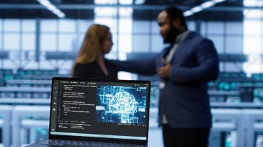 Bilgisayarı veri merkezi donanımını desteklemek için kullanılan yapay zeka teknolojisiyle kapat. Sunucu odası programcıları tarafından arka planda kullanılan yapay zeka teknolojisi, kamera A 'ya odaklan