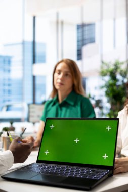 Şirket açığı için en iyi yeteneği bulduktan sonra yeşil ekran dizüstü bilgisayar kullanan eleman. Krom anahtar defteri kullanan İK çalışanı, adamla anlaşma yapıyor.