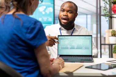 Emeklilik stratejisini finans danışmanıyla araştıran yaşlılar, tasarruf ve emeklilik planlarını güvence altına almak için çeşitli bankacılık seçeneklerini araştırıyorlar. Uzmanlardan mali tavsiye alınıyor.