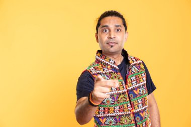 Sert adam, arkadaşını kavga ettikten sonra tepki olarak azarlıyor. Stüdyo arka planında izole edilmiş. Olumsuz davranışları olan sert bir insan eşiyle anlaşmazlığa düşer, onu suçlar ve kavga ettikten sonra ona ders verir.