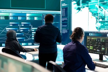 Hükümet hackerları yüksek teknoloji ofisindeki ağ sistemlerini sömürüyorlar, ulusal sunucu güvenliği için siber operasyonlar yürütüyorlar. Siber suçlarla mücadelede veri koruması ve çevrimiçi güvenliğe odaklan.