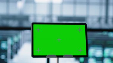 Güç yönetimi ayarlarını ayarlayan sunucu odasındaki krom anahtar tabletini ve takım çalışması programcılarını kapat. Veri merkezi teknisyenlerinin önündeki izole ekran modelleme cihazına odaklan, kamera A