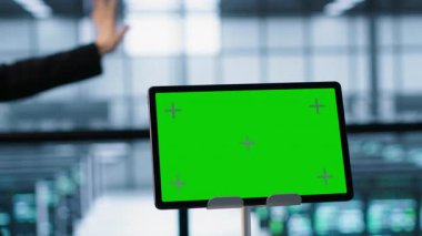 Veri merkezi teknisyenlerinin önünde ölçümleri analiz eden kroma anahtarına odaklan. A kamerasının sorunsuz çalışmasını sağlayan sunucu merkezi çalışanlarının yanındaki izole ekran tabletini kapat