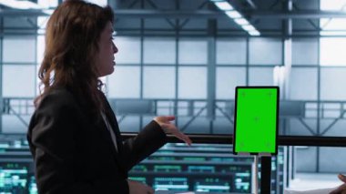 Veri merkezindeki programcılar beyin fırtınası yapıyorlar, taklit tablet kullanıyorlar, ekipman analizlerini gözlemliyorlar. Sunucu merkezi bilişim çalışanları izole ekran aygıtı, sistem parametreleri, kamera A kullanıyor