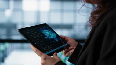 Yapay zeka entegre edilmiş otomasyon araçlarıyla veri merkezinde mühendis. Sunucu odasının sürekli güncellenmesini sağlayan işçiler yapay zeka kullanıyor, veri akışını yönetiyor, kamera A