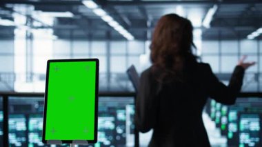 Afet kurtarma planı geliştiren tablet ve veri merkezi mühendislerini kapatın. Sunucu çiftliği meslektaşlarının önündeki izole ekran cihazına odaklan.