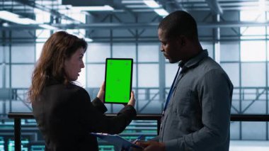 Veri merkezindeki teknisyenler yeşil ekran tableti kullanarak donanım teşhislerini gözden geçiriyorlar. IT çalışanları sunucu ayarlarını modelleme aygıtı kullanarak ayarlıyor, yazılım güncellemeleri uyguluyor, kamera A