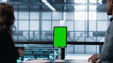 Müfettiş sunucu merkezindeki dokümanları kontrol ederek endüstri standartlarına uyduğundan emin olmak için, taklit tablet kullanarak. İdari ekip dosyaları inceliyor, veri merkezi iş yeri güvenlik protokollerini denetliyor, kamera A