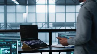Bilgisayar ve tablette yapay zeka kullanan veri merkezindeki teknisyen felaket kurtarma planları geliştiriyor. Sunucu çiftlik çalışanı cihazlar üzerinde yapay zeka teknolojisi kullanıyor, arıza senaryolarını test ediyor, kamera A