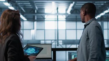 Bilgisayar bilimcileri laptopta ve tablette yapay zeka kullanarak veri merkezinde çalışıyorlar. Sunucu odası çalışanları, hesaplama işlemleri için sinirsel ağlar üzerinde yapay zeka kullanır. Kamera A