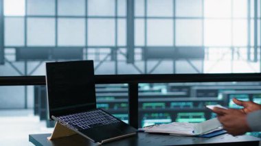 Bilgisayar ve tablet entegre yapay zeka otomasyon araçlarıyla veri merkezinde teknisyen. Sunucu odası çalışanı, aygıtlar üzerinde yapay zeka kullanarak, sürekli boş zamanı garantiliyor, kamera A