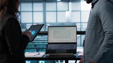 Bilgisayarda yapay zeka teknolojisi ve veri merkezinde tablet kullanan programcılar makine öğrenme modelleri kullanıyorlar. Sunucu çiftliği ve kamera A 'da yapay zeka bilişim uzmanları tarafından kullanılan aygıtlar.