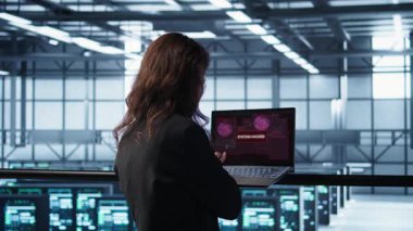 Veri merkezinde siber güvenlik uzmanı çılgınca bir bilgisayar korsanının saldırısına karşı koymaya çalışıyor. Sunucu odası çalışanı, laptopta ve B kamerasında tehdit uyarısı aldıktan sonra hassas bilgileri güvence altına almak için baskı altında.