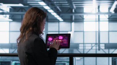 Veri Merkezi mühendisleri virüs istilasını kontrol altına almak için çabalıyorlar, sunucuları güvence altına almaya çalışıyorlar. Sunucu çiftliği çalışanları, hacker saldırıları tespit etti. Tablet, mücadele, kamera A