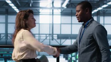 Veri merkezi mühendisi meslektaşımı selamlıyor, sistem teşhis belgelerini birlikte inceliyorlar. Sunucu odası çalışanları tokalaşıyor, bakım raporlarına bakmak için toplanıyorlar, kamera A