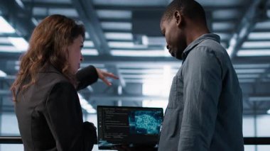 Bilgisayar kullanarak veri merkezinde yazılım geliştiriciler, yapay zeka öğrenme modelleri kullanıyorlar. Yapay zeka altyapı ihtiyaçlarını karşılamak için not defteri kullanan işçiler, kaynak tahsisi, kamera A