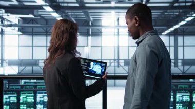 Veri merkezi teknisyenleri tablet kullanarak yapay zeka kullanan yönetim araçları kullanıyorlar. Sunucu çiftliği iş arkadaşları sunucu kümelerini denetliyor, ağ topolojilerini yapay zeka kullanarak güncelliyor, kamera B