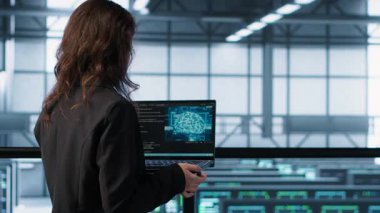 Veri merkezi yazılım geliştiricileri tarafından kullanılan yapay zeka teknolojisi ekipman tanılarını inceliyor. Yapay zeka kullanarak dizüstü bilgisayarda kodlama yapan programcılar, sunucu çiftliği ayarları, kamera A