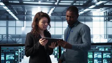 Veri merkezindeki bilgisayar bilimcileri felaket kurtarma planlarını geliştirmek için tablet kullanıyorlar. Sunucu çiftliğindeki bilişim uzmanları tartışır, senaryoları test eder, kesintiler sırasında verileri korur, kamera B