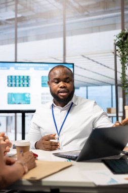 Emeklilik ve emeklilik planlarıyla ilgili uzmanlığını üst düzey müşterilerle paylaşan mali danışman, gelecekteki aile harcamalarını güvence altına almak için çeşitli seçenekler sunuyor. Yaşlı insanlar danışman broker.