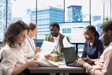 Üst düzey bir iş yeri toplantısında işbirliği yapan çalışma ekibi, veri güdümlü içgörüler sunmak ve etkili bir kâr büyüme stratejisi sağlamak için akıllı teknoloji ve bilgi grafiklerinden yararlanıyor.