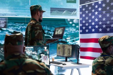 Askeri personel yüksek teknolojili bir ortamda çalışıyor. Gizli verileri koruyor ve siber saldırılar ve dijital savaş tehditlerine karşı savunma amaçlı siber güvenlik operasyonlarını yönetiyor..