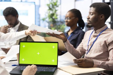 Çok uluslu şirketin geleceğini belirlemek için bir brifing sırasında kopya uzay ekranı kullanan çeşitli girişimci personel. Bir konferansta çalışanlar ve yöneticiler.