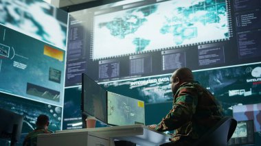 Hükümet istihbarat subayı operasyon odasında gözetleme faaliyetlerini yönetiyor, askerlere yardım etmek için istihbarat topluyor. Ulusal çıkarların korunması için gerçek zamanlı veri analiz ediliyor. Kamera B.