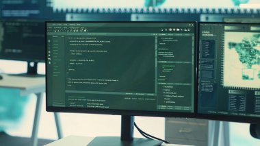 Bilgisayarlarla donatılmış boş bir devlet hackleme odası ve siber gözetim için büyük ekranlar. Siber güvenlik ajansı dijital güvenlik, siber savunma ve casusluk korumasına odaklanıyor. Kamera A.
