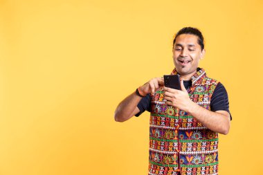 Adam telefon sitesine ödeme metodu ekliyor, terfi ve stüdyo geçmişinden faydalanmaktan zevk alıyor. İnternet alışverişi yapmaktan, akıllı telefondan kredi kartı verilerini yazmaktan heyecan duyan biri.