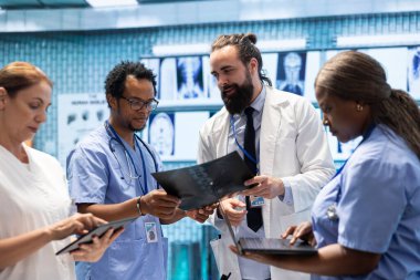 Pratisyen hekimler test sonuçları, tedavi seçenekleri ve takım çalışması konusunda personeliyle işbirliği yapar. Uzmanlık danışmanlığı ve radyografisi olan doktor, bir tesiste hastalıkların önlenmesini destekliyor.