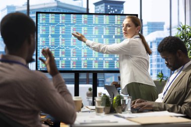 Danışma kurulu üyeleri ve takım liderleri proje sonuçlarını gözden geçirmek, hedeflerin elde edilmesini sağlamak için kaynak tahsisini tartışmak üzere bir araya geldiler. Bir toplantıda çeşitli iş ortakları.