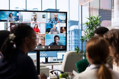 Yönetim kurulundaki bir iş ekibi, küresel kalkınma planı için ayrılan fonları tartışmak üzere yatırımcı grubuyla video görüşme toplantısına katıldı. Şirket personeli ve hissedarları telekonferansta.