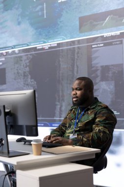 Uzman, gizli bilgi ve uydu sistemleri, veri işleme ve stratejik planlama ile istihbarat toplama faaliyetlerini yürütüyor. Ordu mensubu ulusal çıkarların korunmasını sağlar..