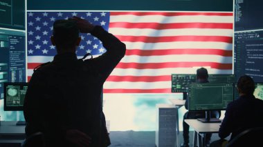 Yüksek teknoloji ofisindeki tehdit tespit faaliyetlerini denetleyen bir Amerikan askeri büyük ekrandaki çok gizli verileri inceliyor. Melez savaşı yöneten hükümet askerleri, siber saldırı önleme. Kamera B.