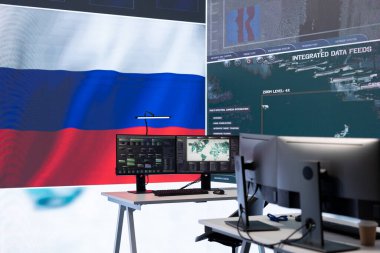 Büyük ekranda ulusal bayrağı gösteren boş bir Rus ordu komuta merkezi korku ve yanlış bilgilendirme yaratmak için sahte haberler ve propaganda yaymaya çalışıyor. Terörist ideolojisi.