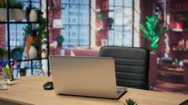 Ahşap döşemeleri, parlak duvarları ve geniş bir yerleşimi olan modern ve minimalist bir iç mekanı olan boş bir daire. Ev ofisi, çatı katı ya da şık bir oturma odası olarak hizmet veren rahat bir moda alanı.