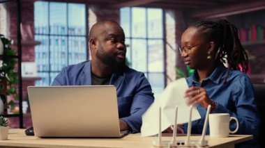 Afrikalı kızgın insanlar internet sorunlarıyla mücadele ediyorlar, LAN kablolarını test ediyorlar ve Wi-Fi ayarlarını bağlantıyı geri getirmek için ayarlıyorlar. Hayal kırıklığına uğramış serbest çalışanlar. Kamera B.