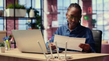 Sinyal kaybını gidermek için internet sağlayıcısına ulaşmaya çalışan sinirli Afrikalı Amerikalı bir kız evde dengesiz bir Wi-Fi bağlantısı ile çalışan bir serbest çalışan. Kamera B.