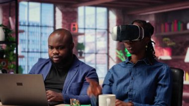 Afrika kökenli Amerikalı bir kadın sanal gerçekliği sanal gerçeklik cihazıyla keşfederken ortağı da uzaktan bilgisayarla çalışıyor. Genç çift evde yapay zekayla modern teknoloji ve aletleri kucaklıyor. Kamera B.