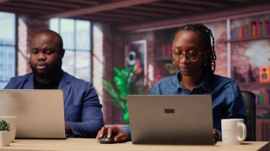 Afro-Amerikalı bir erkek ve kadın ev ofisinde kavga çıkarıyorlar, işleri uzaktan bitirmeye çalışırken hayal kırıklığına uğruyorlar ve sinirleniyorlar. Sinirli, stresli bir çift kariyerlerini yönetiyor. Kamera B.